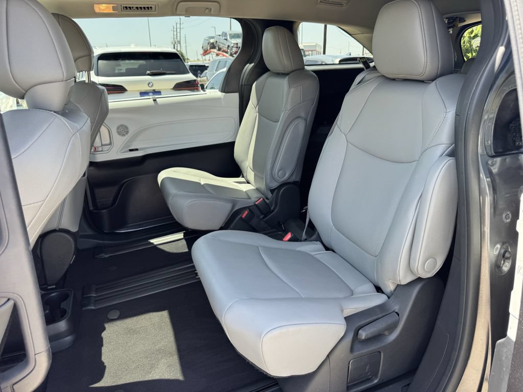 Used 2025 Toyota Sienna XLE FWD image 25