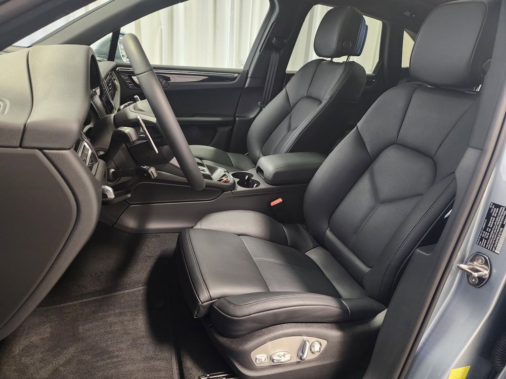 Used 2025 Porsche Macan . image 5