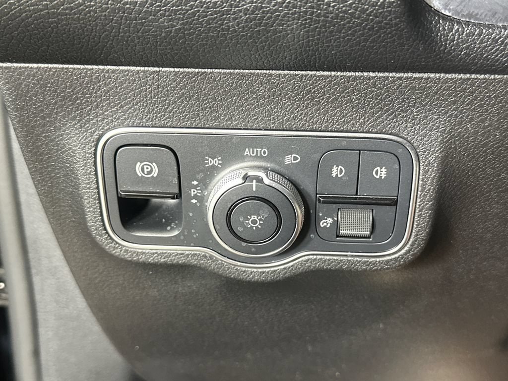 Used 2023 Mercedes-Benz GLB 250 image 32