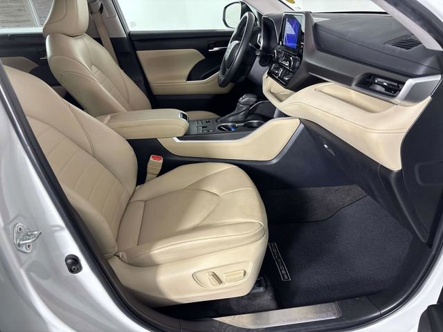 Used 2023 Toyota Highlander XLE AWD/4WD image 9