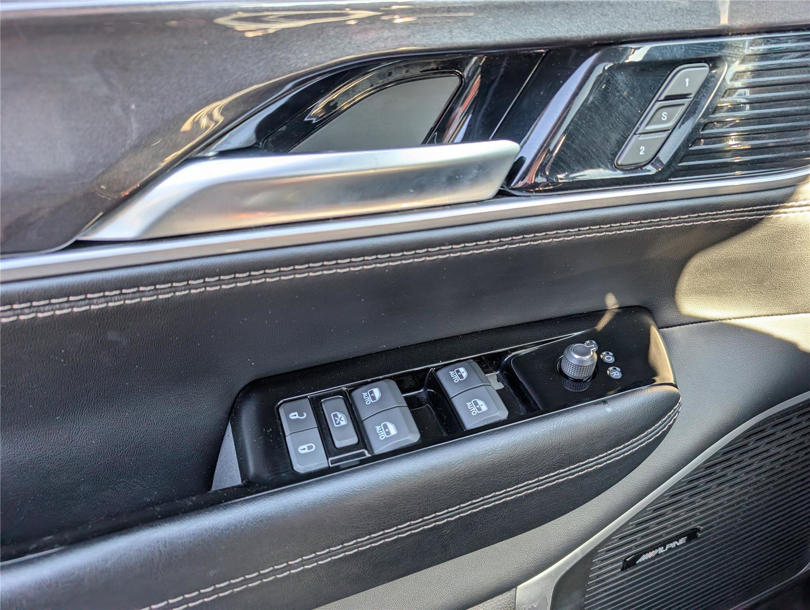 Used 2024 Jeep Wagoneer 4WD w/ Premium Group I image 19