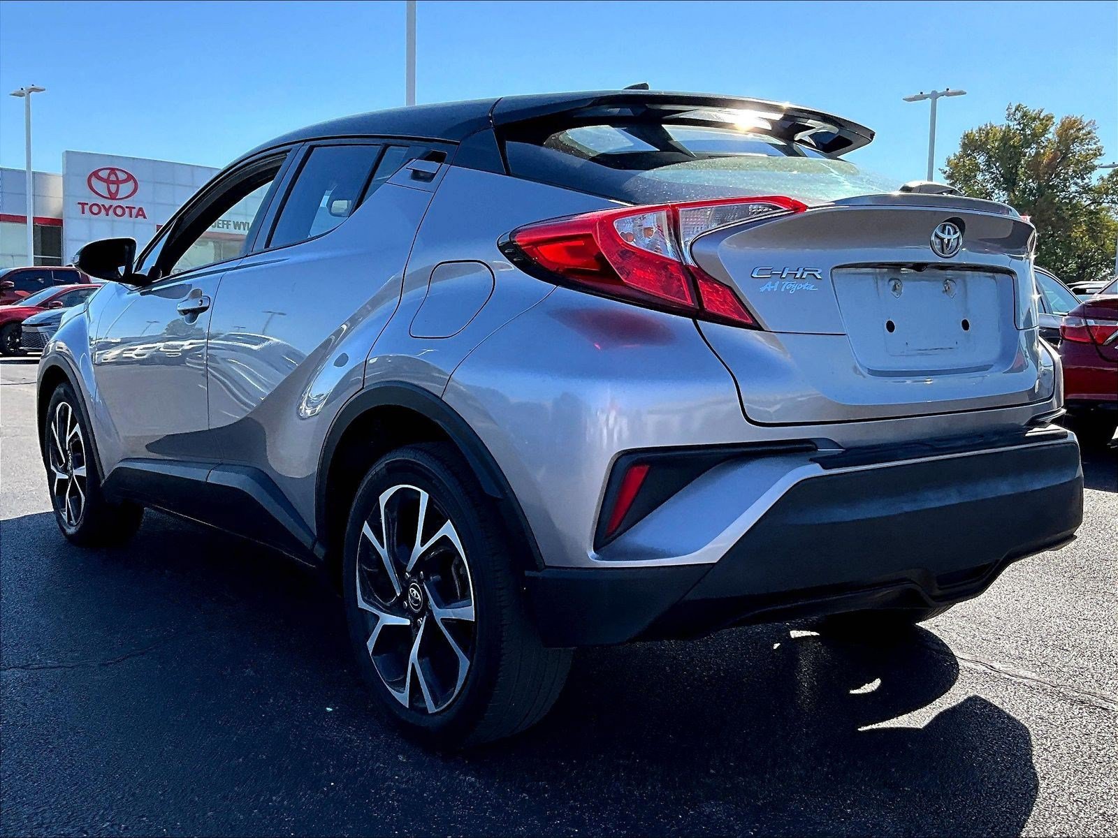 Used 2019 Toyota C-HR XLE FWD image 4