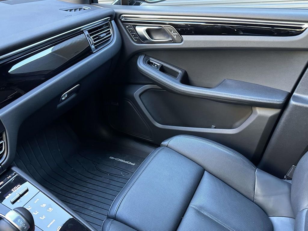 Certified 2025 Porsche Macan image 29