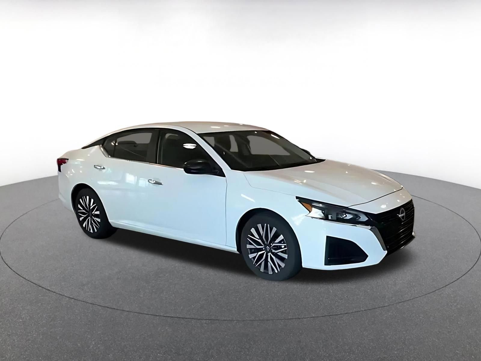 Used 2025 Nissan Altima 2.5 SV FWD image 2