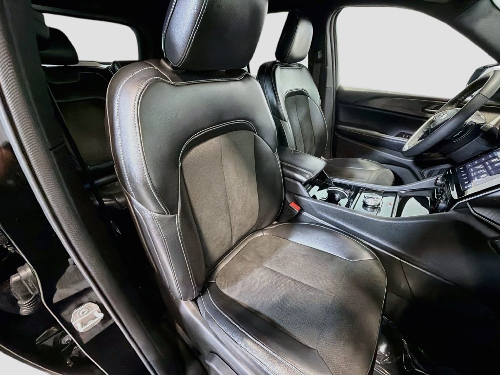 Used 2023 Jeep Grand Cherokee Altitude AWD/4WD image 28