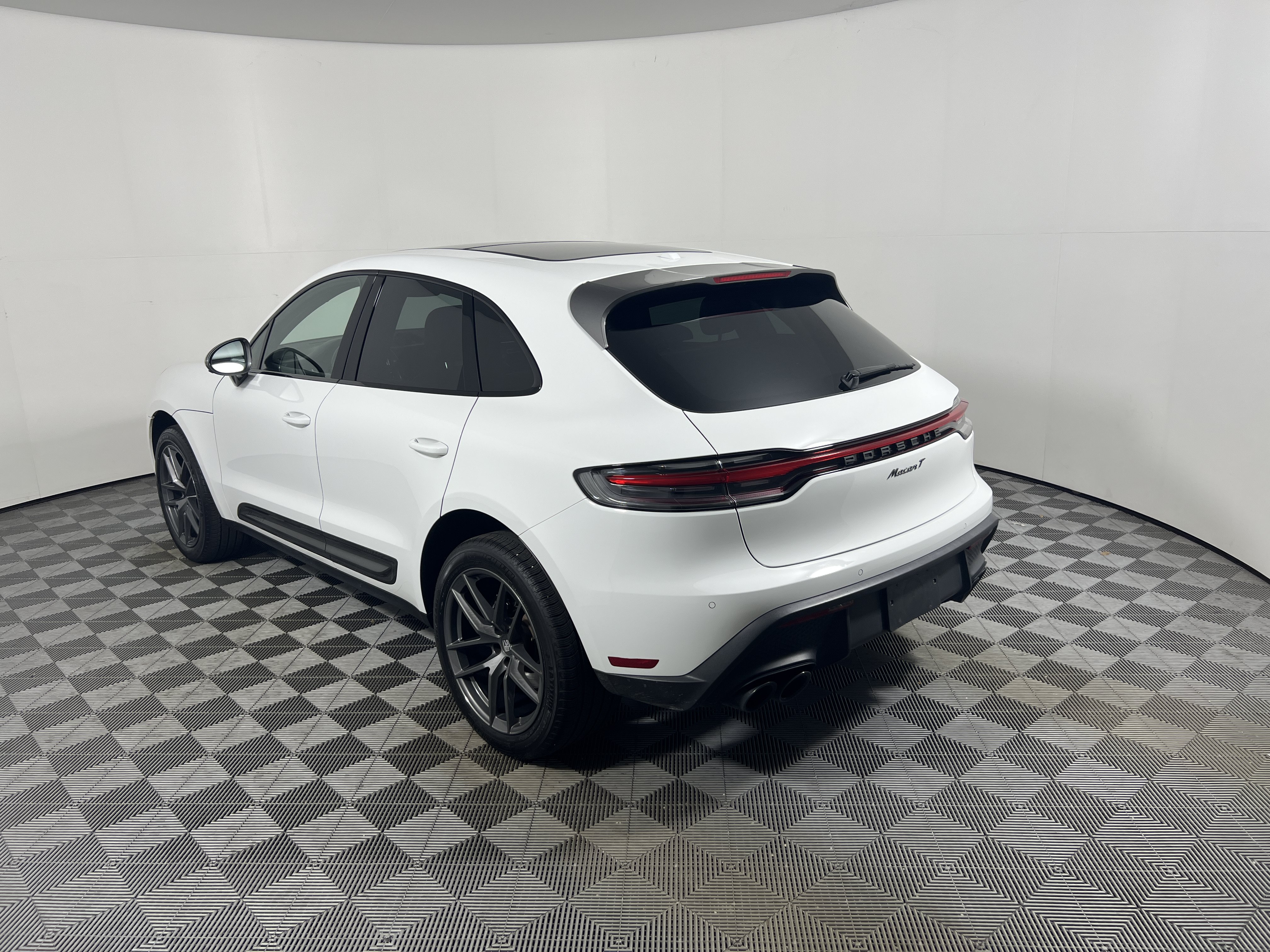 Certified 2024 Porsche Macan Turbo AWD/4WD image 3