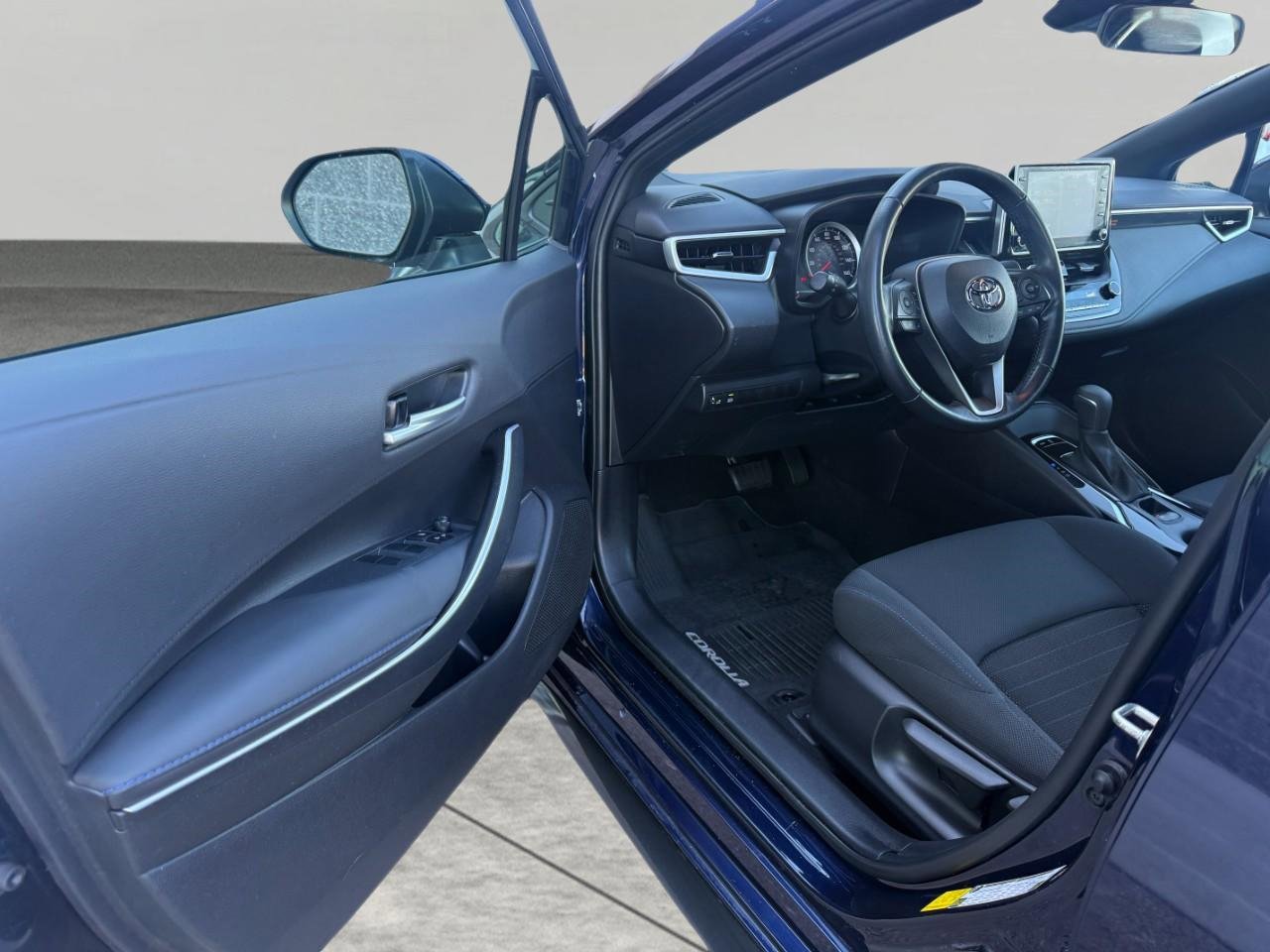 Used 2020 Toyota Corolla SE w/ SE Premium Package image 18