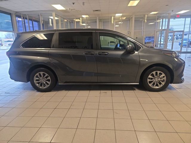 Used 2025 Toyota Sienna LE image 9