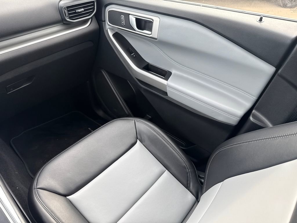 Used 2022 Ford Explorer XLT w/ Equipment Group 202A image 16