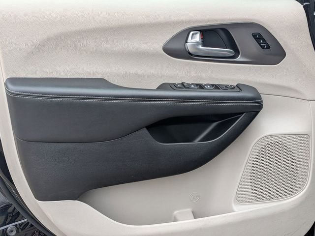 Used 2024 Chrysler Pacifica Touring-L image 14
