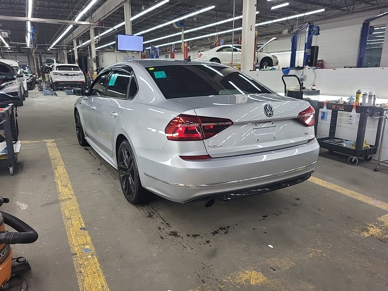 Used 2018 Volkswagen Passat 2.0T R-Line image 3