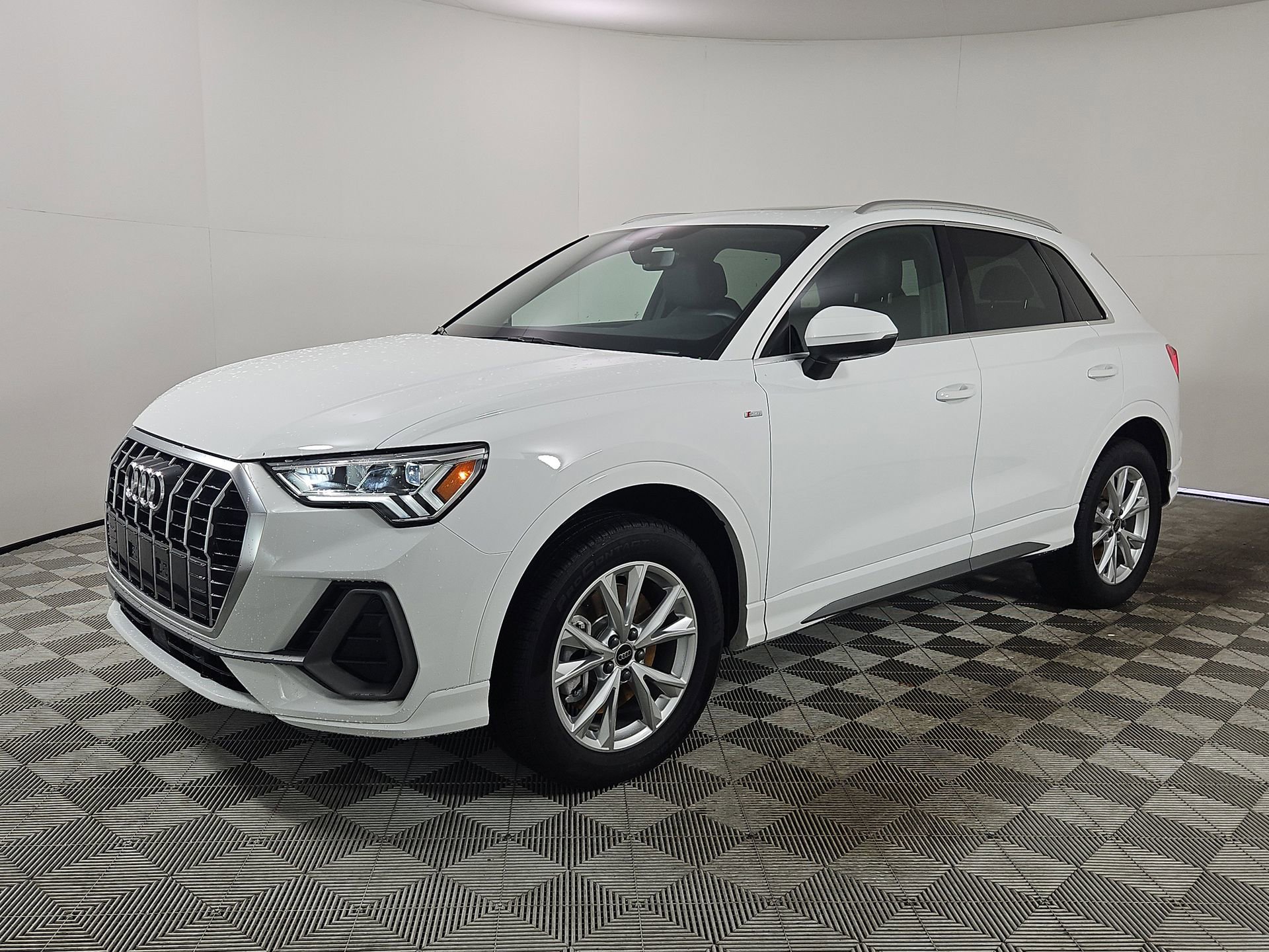 Certified 2025 Audi Q3 2.0T Premium Plus w/ Premium Plus Package image 3