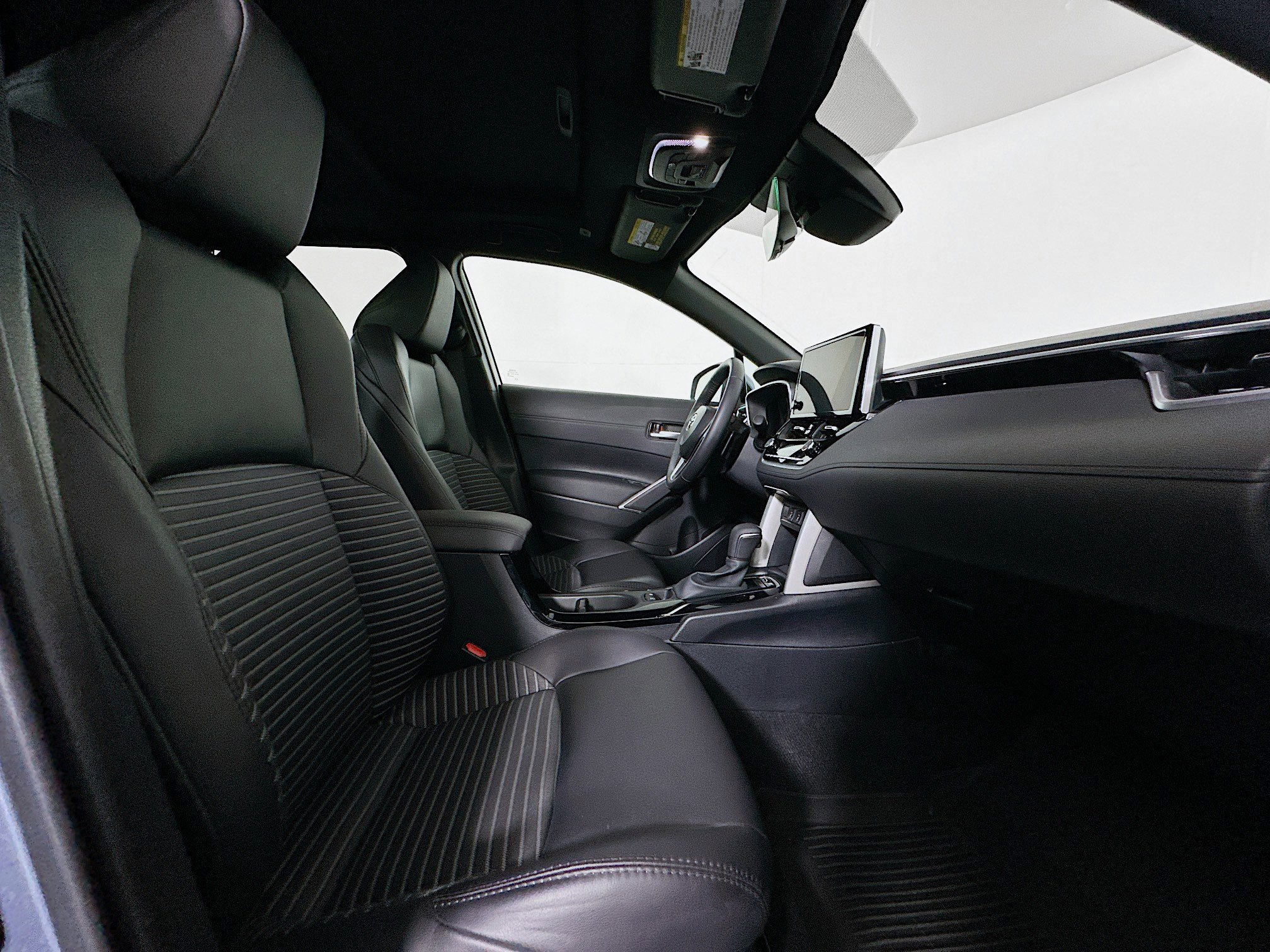 Used 2024 Toyota Corolla Cross XSE w/ Convenience Package image 32