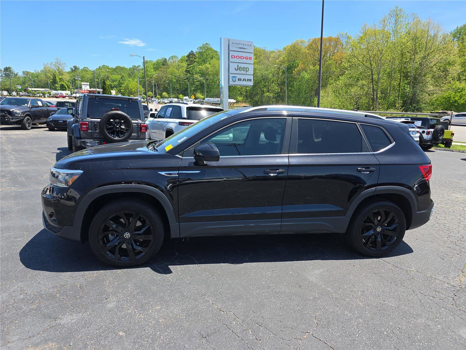 Used 2023 Volkswagen Taos SE FWD image 6