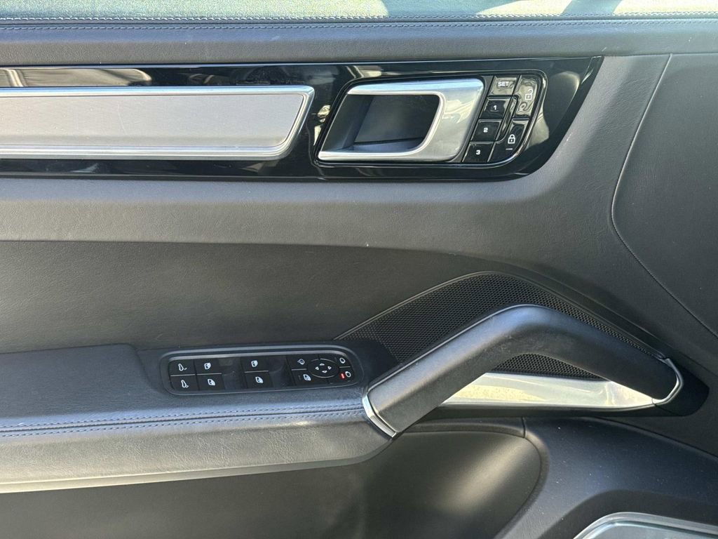 Used 2021 Porsche Cayenne Turbo image 21