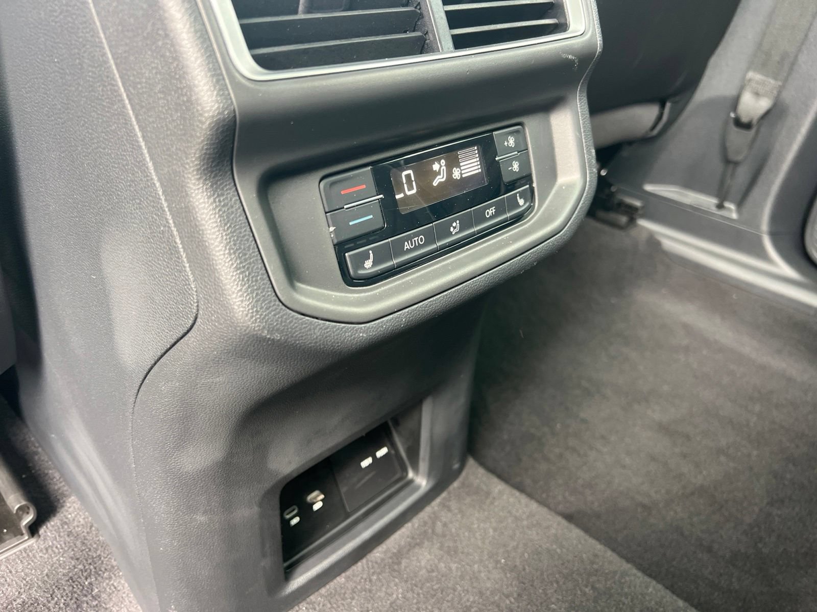 Certified 2024 Volkswagen Atlas SEL Premium R-Line AWD/4WD image 36