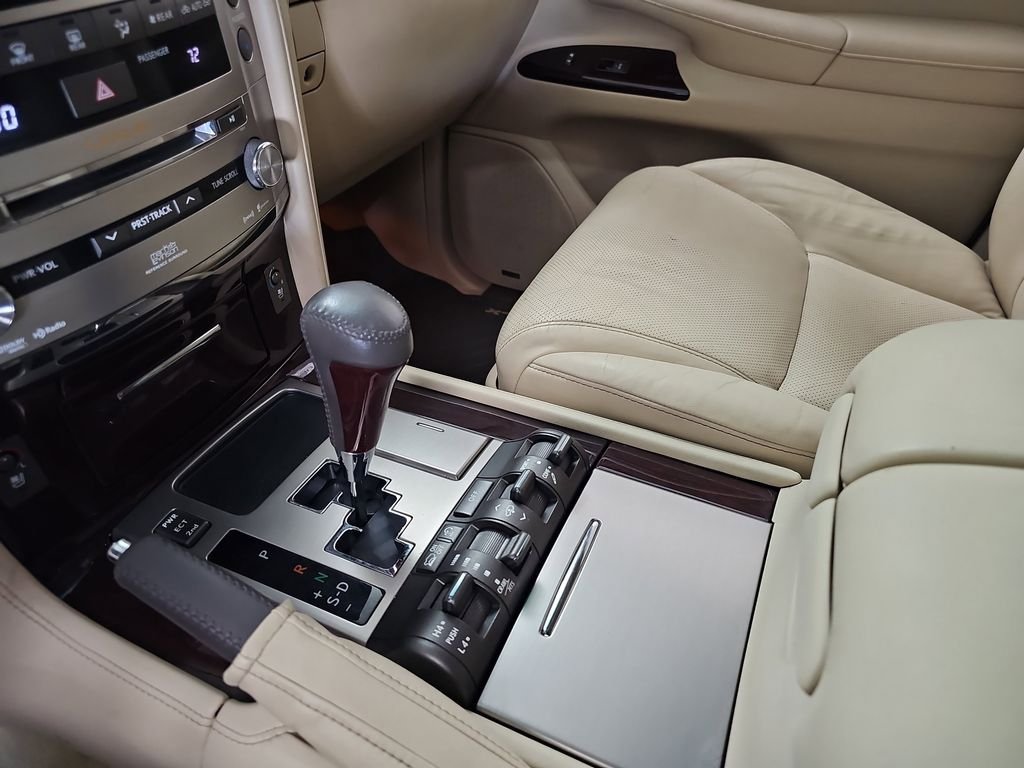 Used 2013 Lexus LX 570 4WD w/ Luxury Pkg image 26