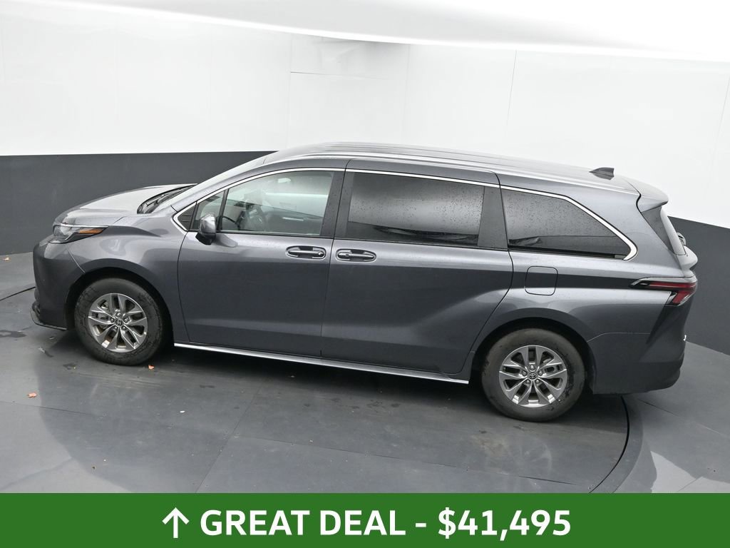 Used 2025 Toyota Sienna LE image 37
