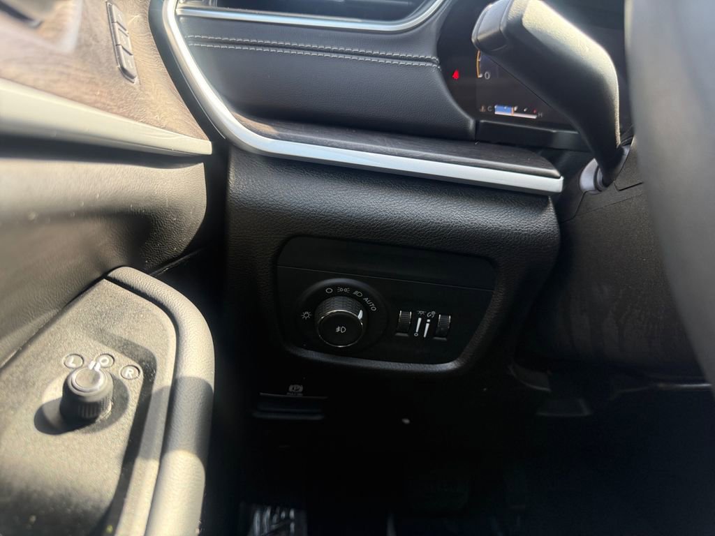 Used 2023 Jeep Grand Cherokee L Limited image 22