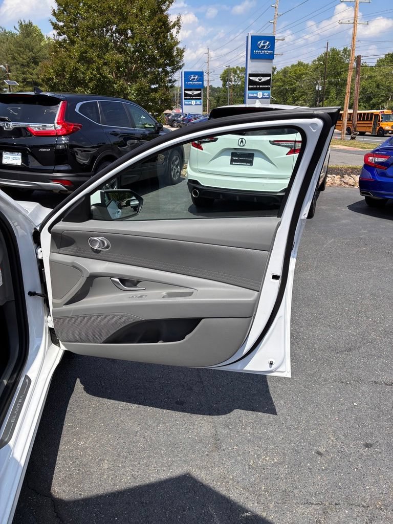 Used 2025 Hyundai Elantra Hybrid FWD image 43