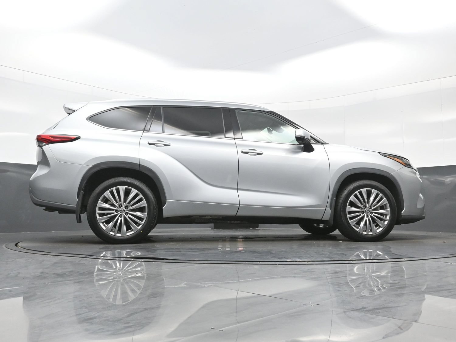 Used 2023 Toyota Highlander Platinum AWD/4WD image 35