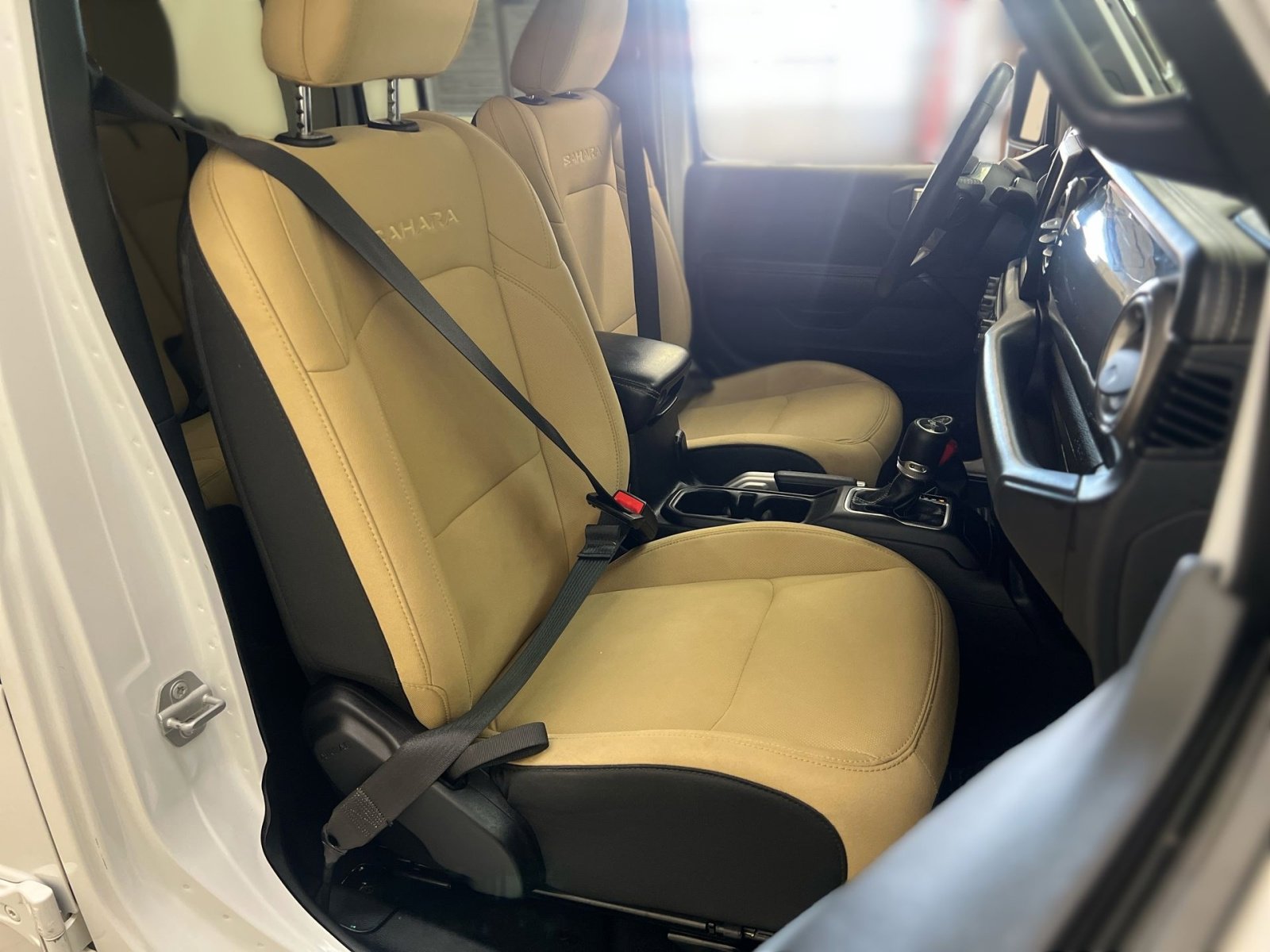 Used 2018 Jeep Wrangler Unlimited Sahara image 25