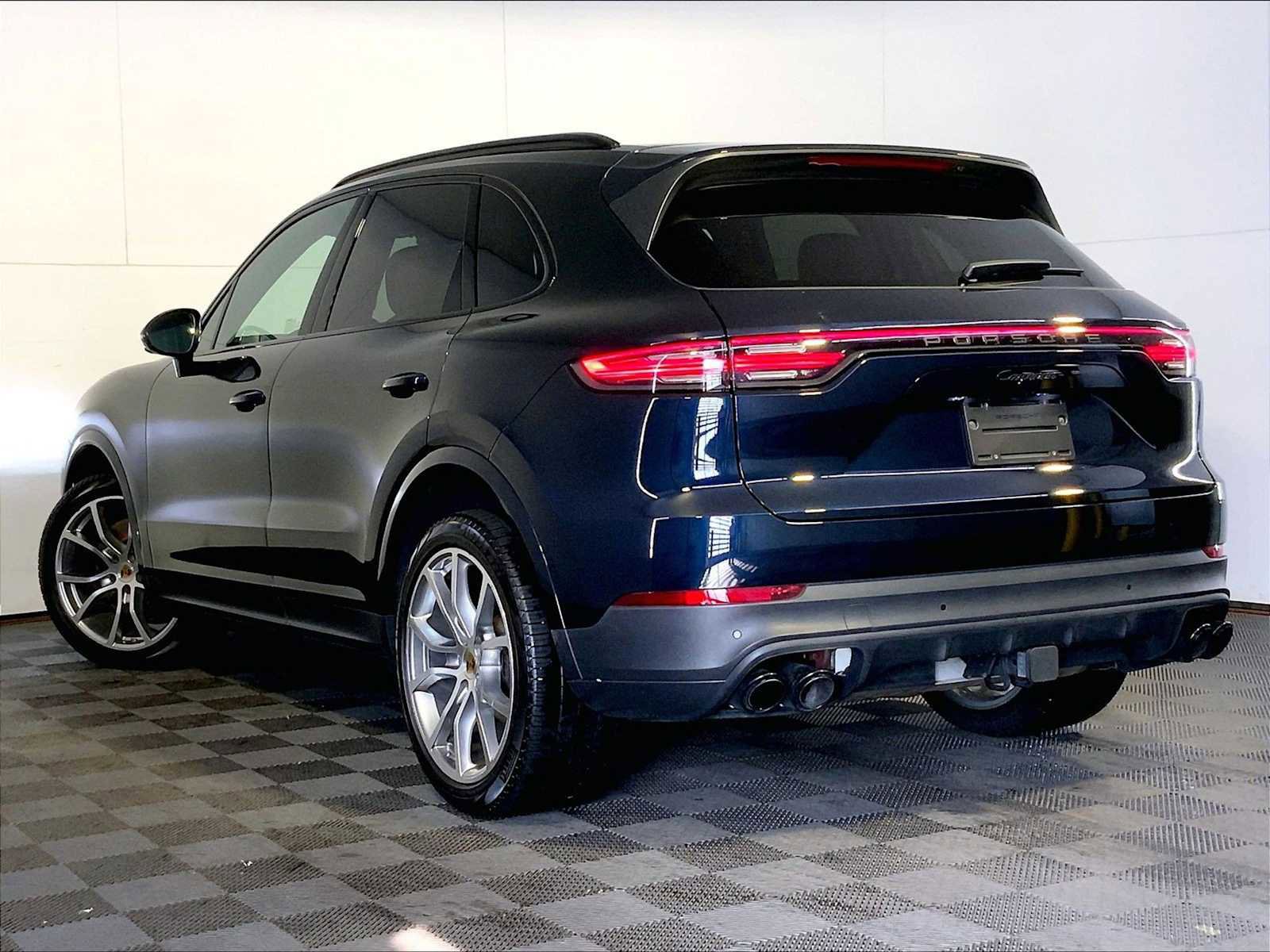 Certified 2023 Porsche Cayenne Platinum Edition AWD/4WD image 3