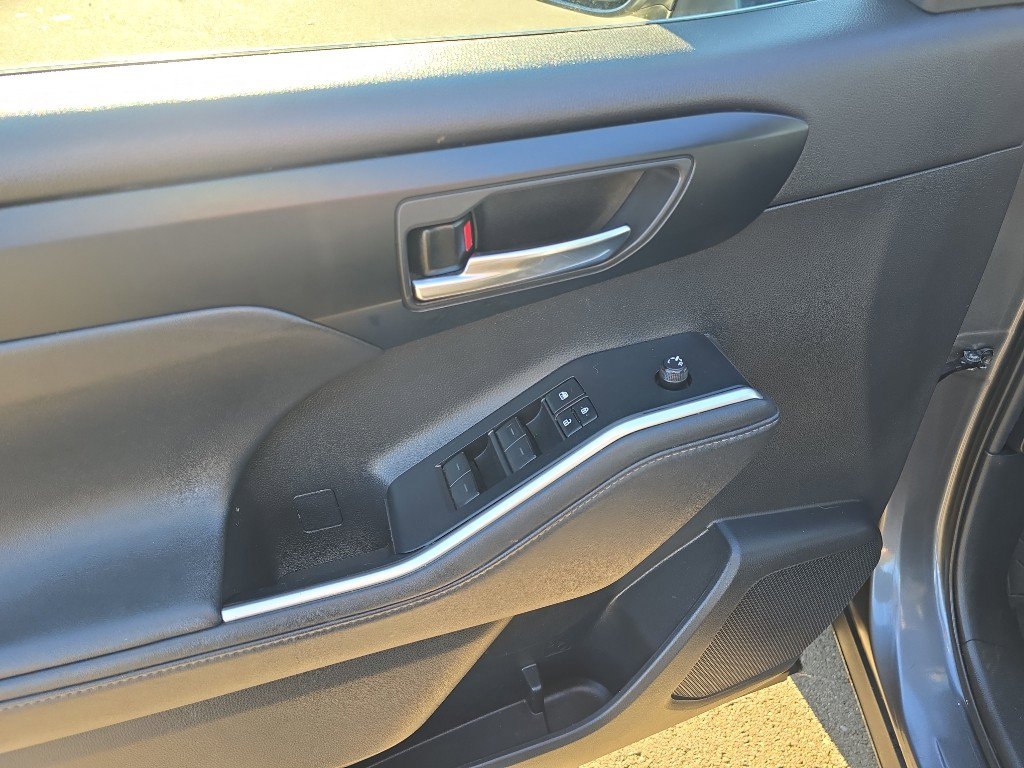 Used 2020 Toyota Highlander XLE image 12