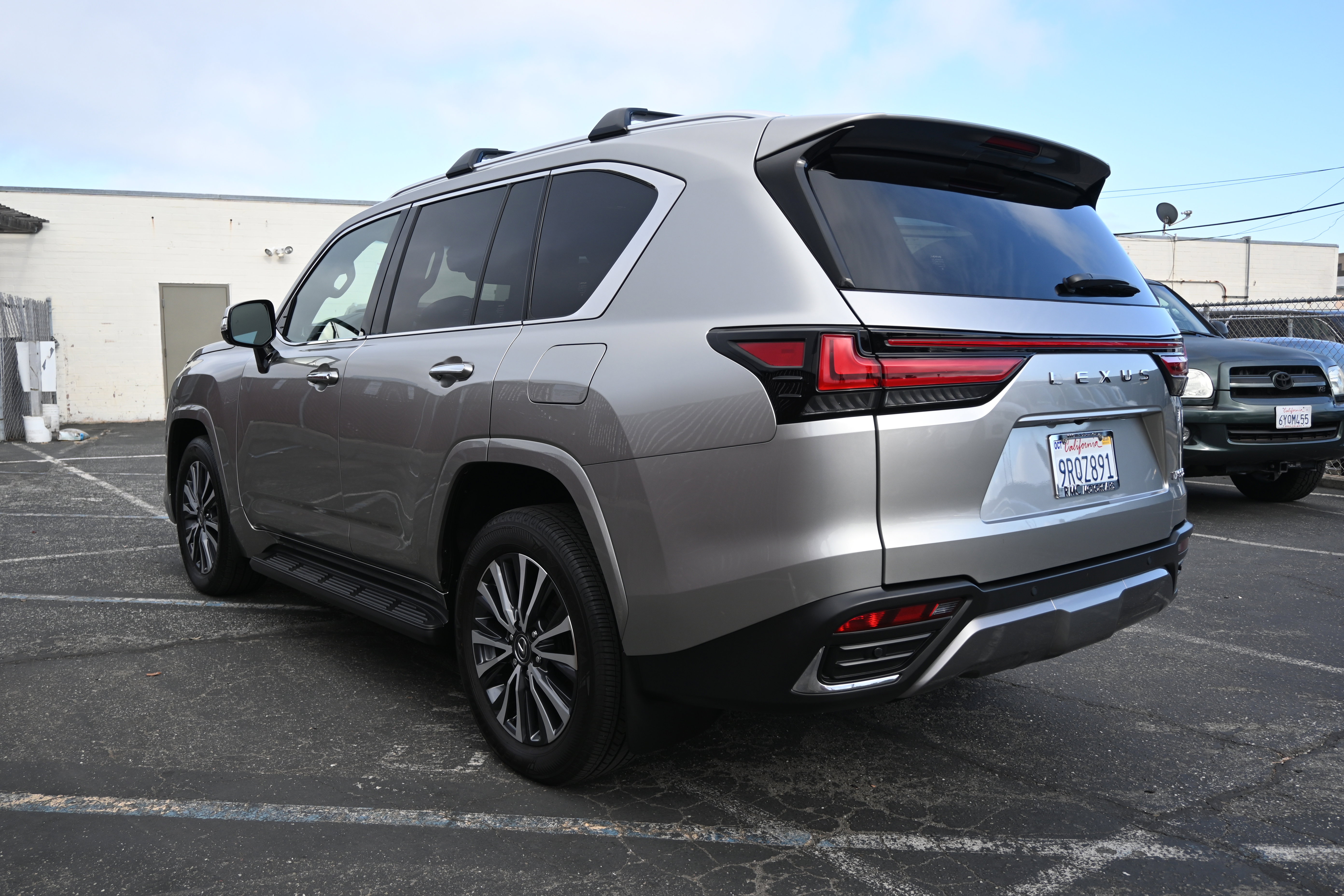 Used 2024 Lexus LX 600 4WD w/ Premium Package image 3