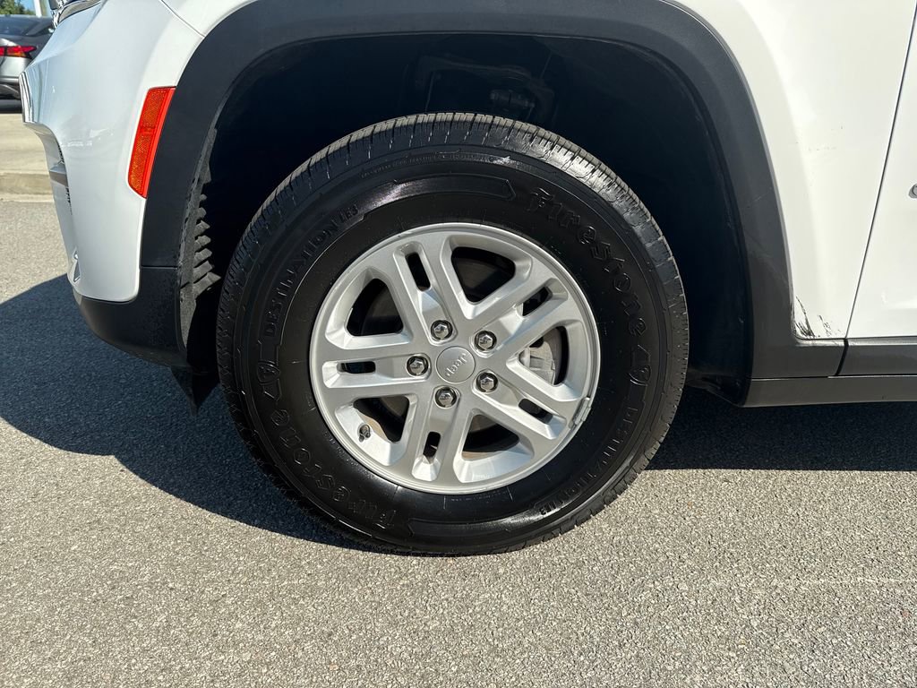 Used 2024 Jeep Grand Cherokee Laredo image 13