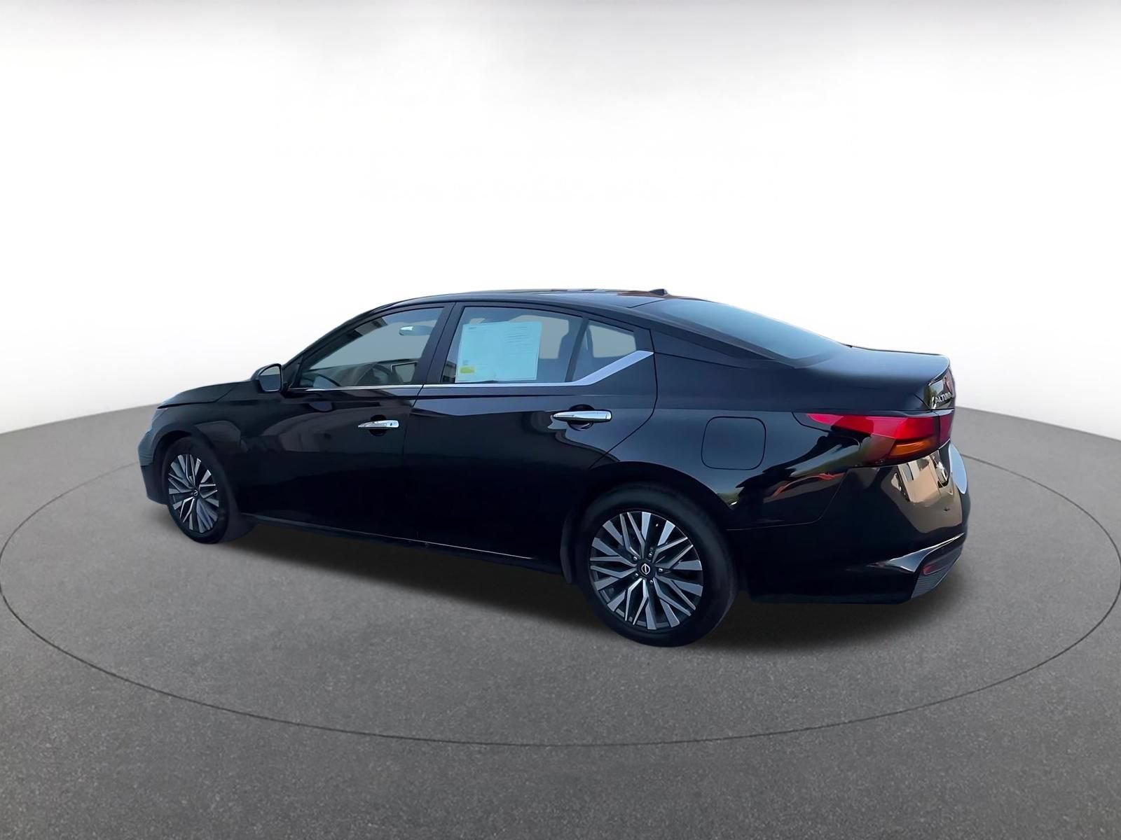 Used 2025 Nissan Altima 2.5 SV FWD image 10