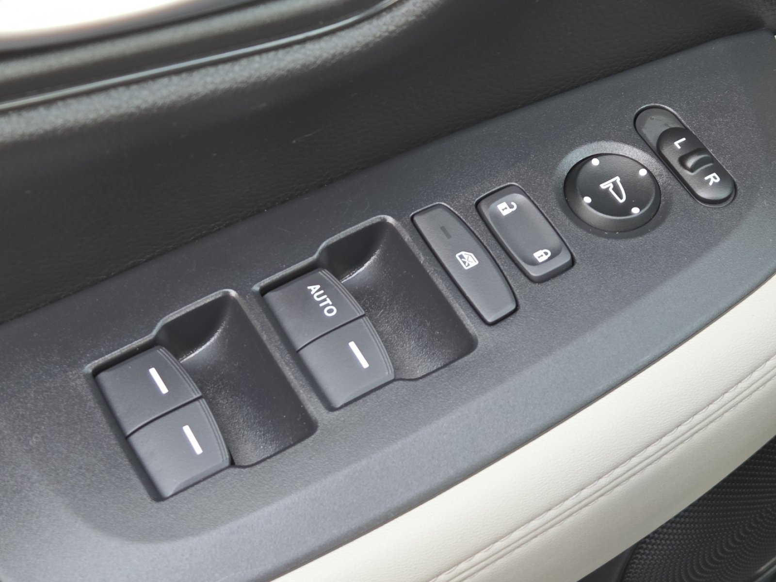 Used 2025 Honda HR-V LX image 25