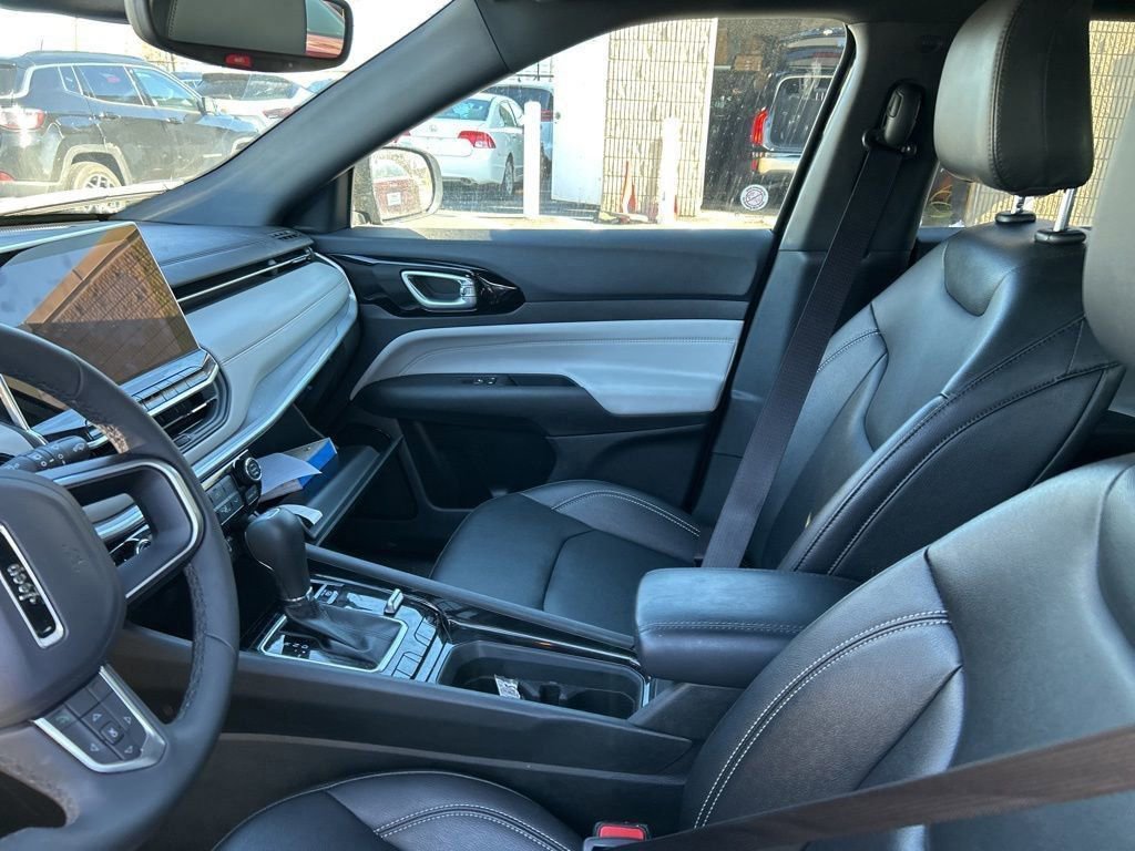 Used 2025 Jeep Compass Limited image 10