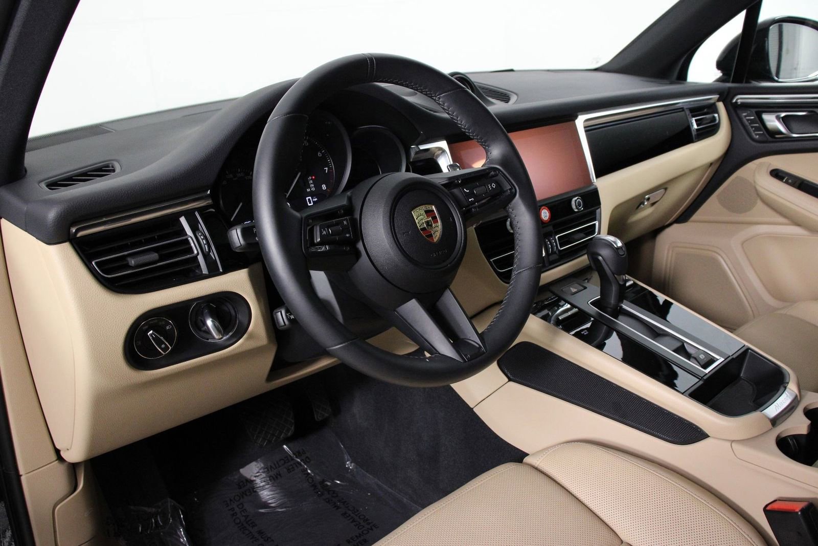 Certified 2025 Porsche Macan AWD/4WD image 4