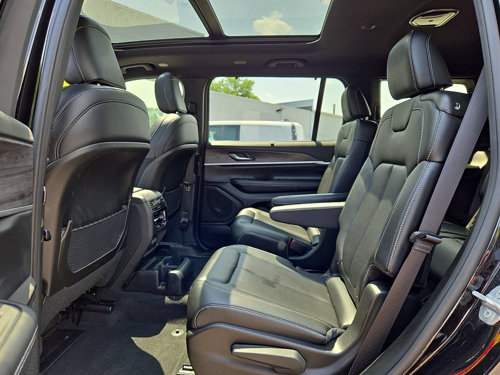 Certified 2025 Jeep Grand Cherokee L Limited w/ Luxury Tech Group II AWD/4WD image 11