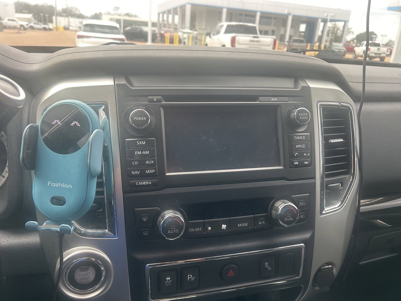 Used 2017 Nissan Titan SV image 9