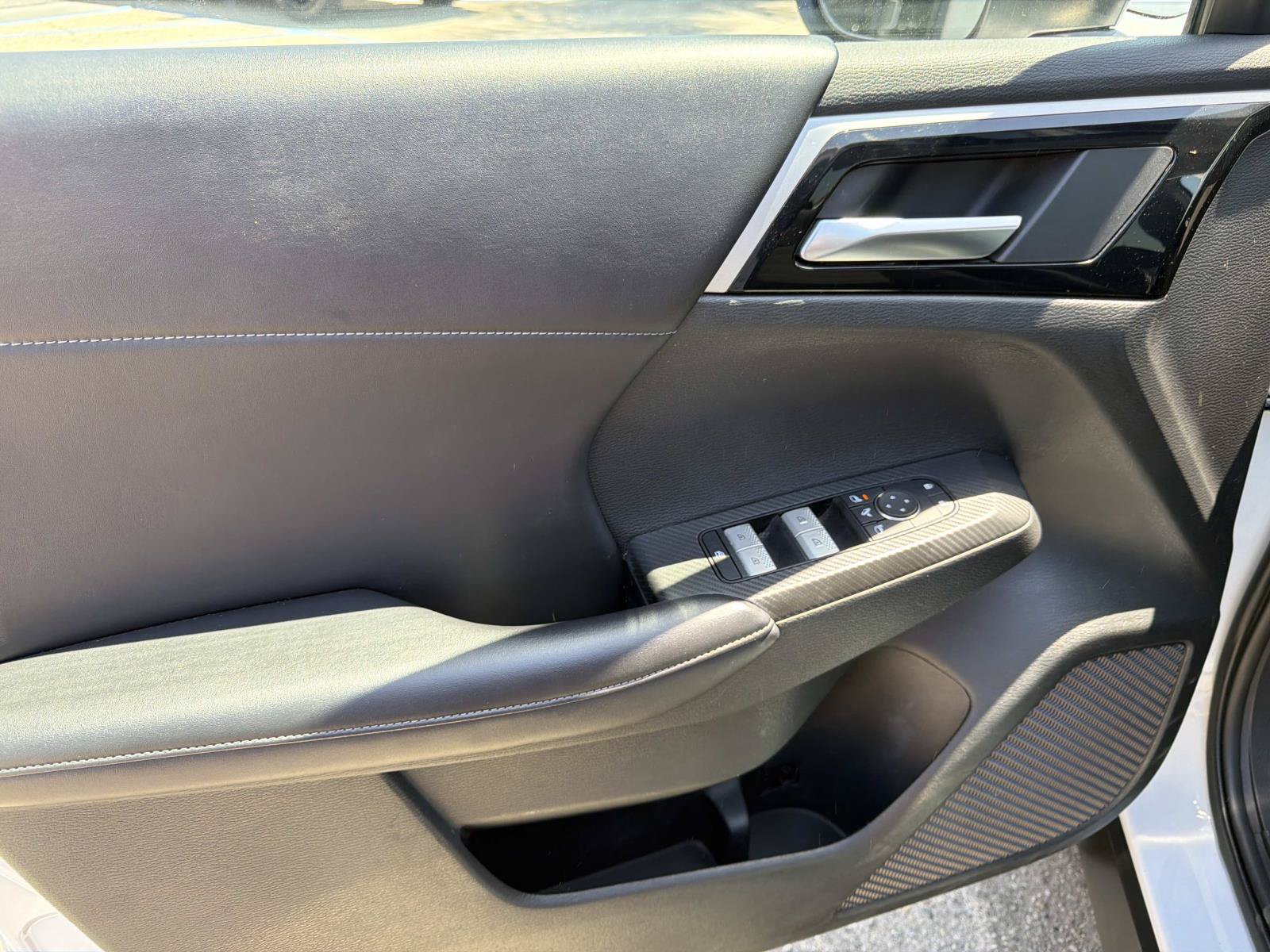 Used 2024 Mitsubishi Outlander 4WD Plug-In Hybrid image 13