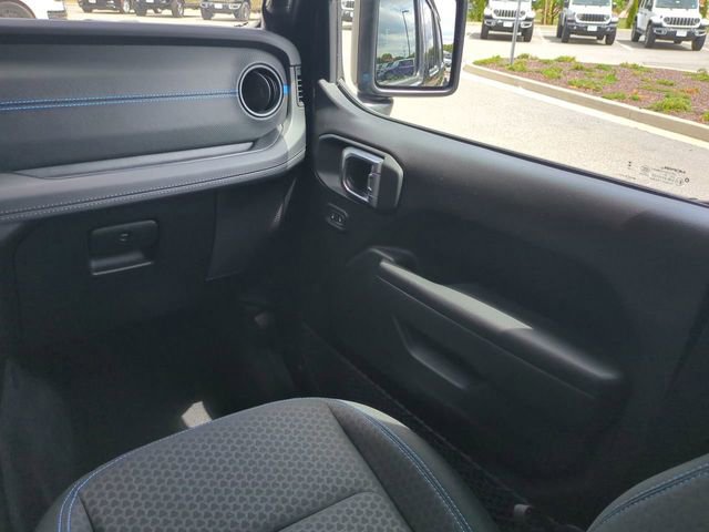 Used 2025 Jeep Wrangler Unlimited Rubicon 4xe w/ Convenience Group AWD/4WD image 17