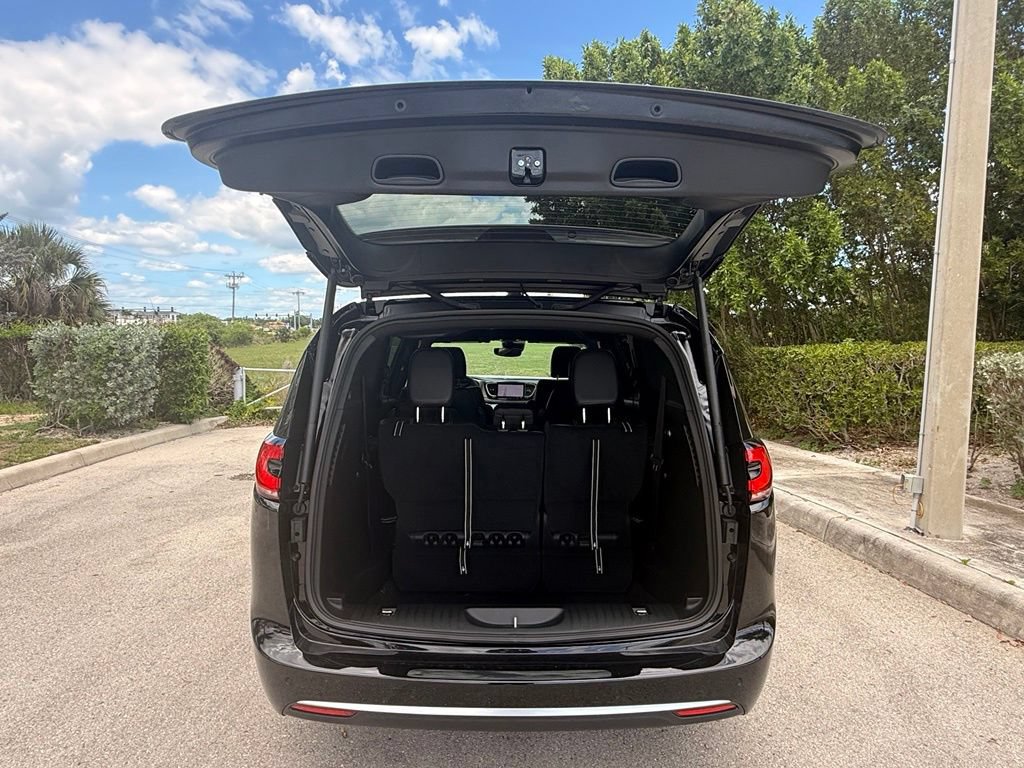 New 2027 Chrysler Pacifica Select w/ Family Tech Group FWD image 33
