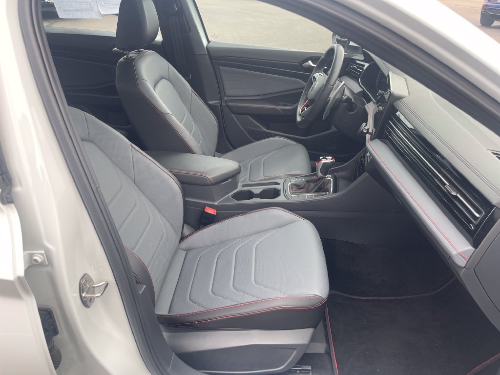 Used 2025 Volkswagen Jetta GLI Autobahn FWD image 33