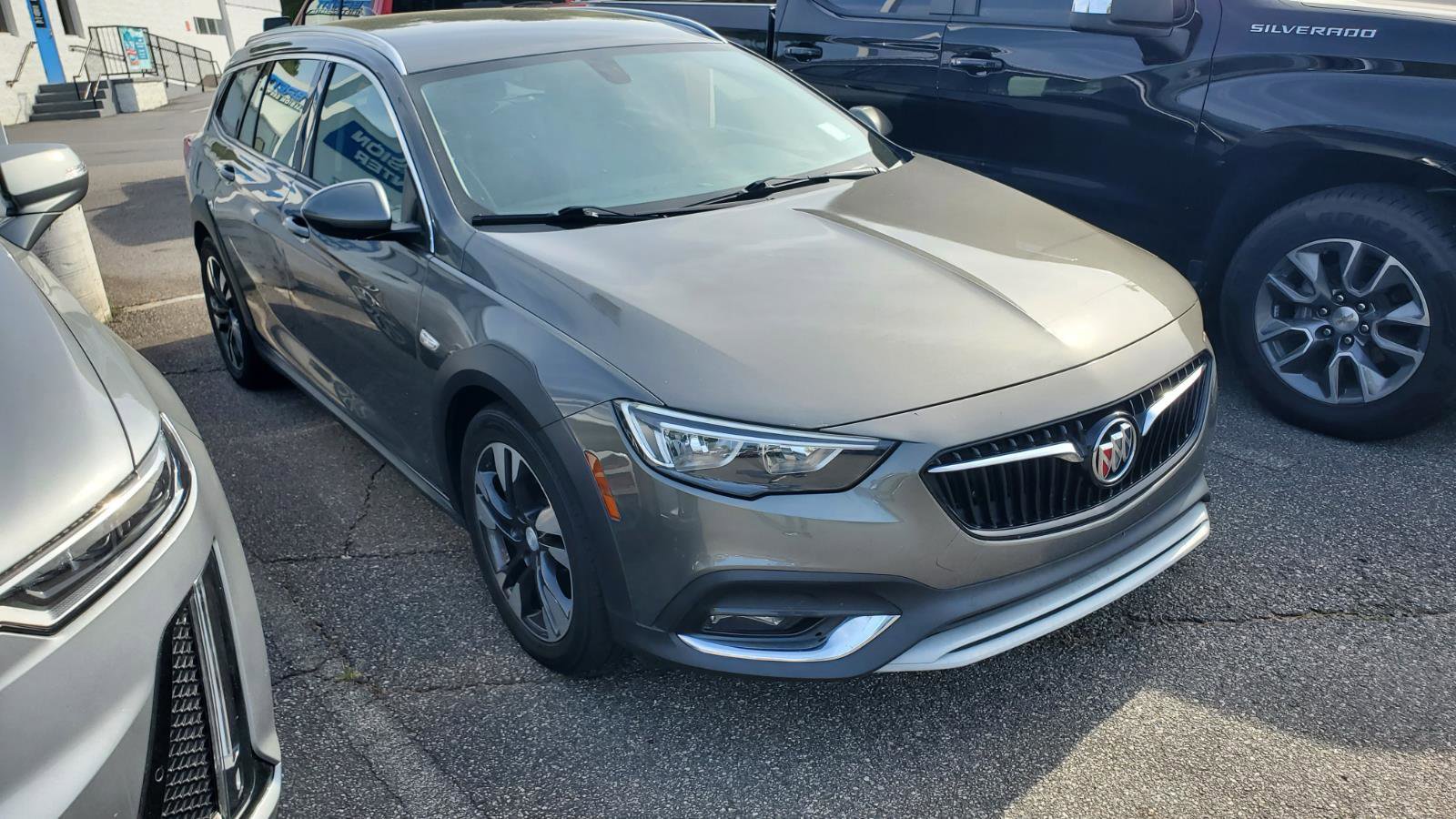 Used 2019 Buick Regal Essence w/ Sights and Sounds Package image 2