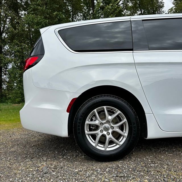 Used 2023 Chrysler Pacifica Touring-L FWD image 31