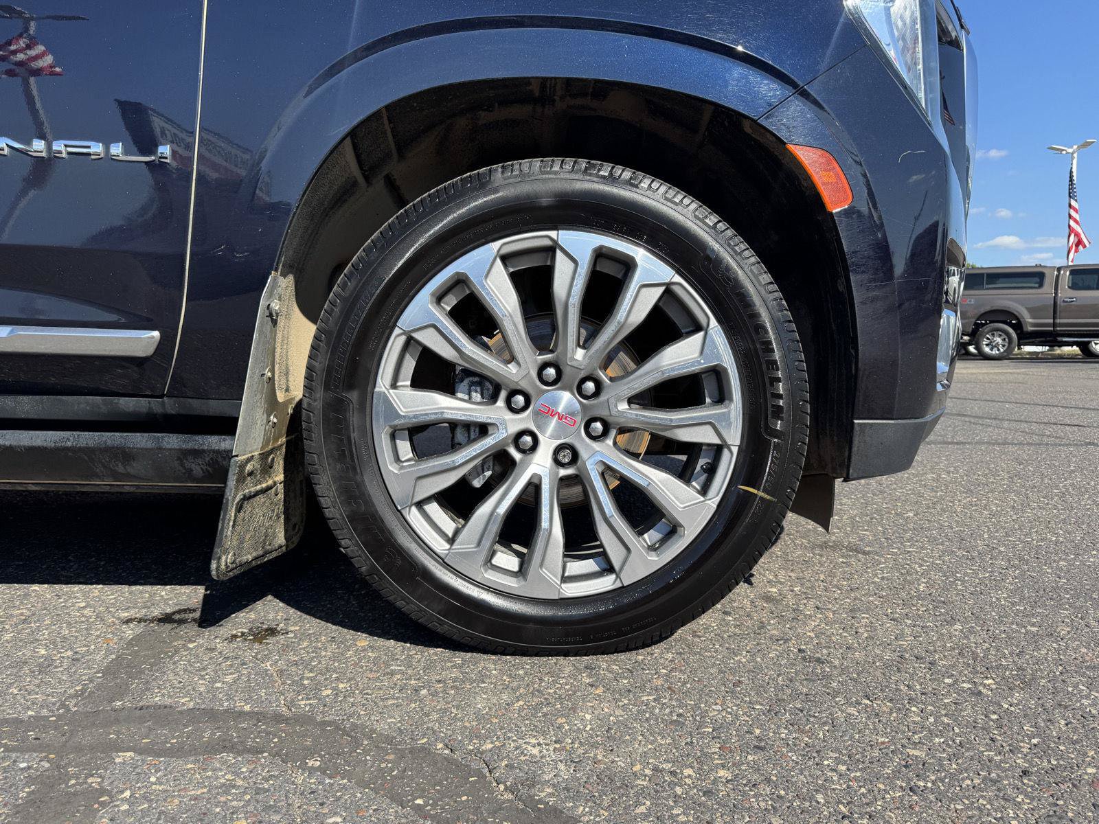 Used 2021 GMC Yukon Denali w/ Denali Premium Package AWD/4WD image 9