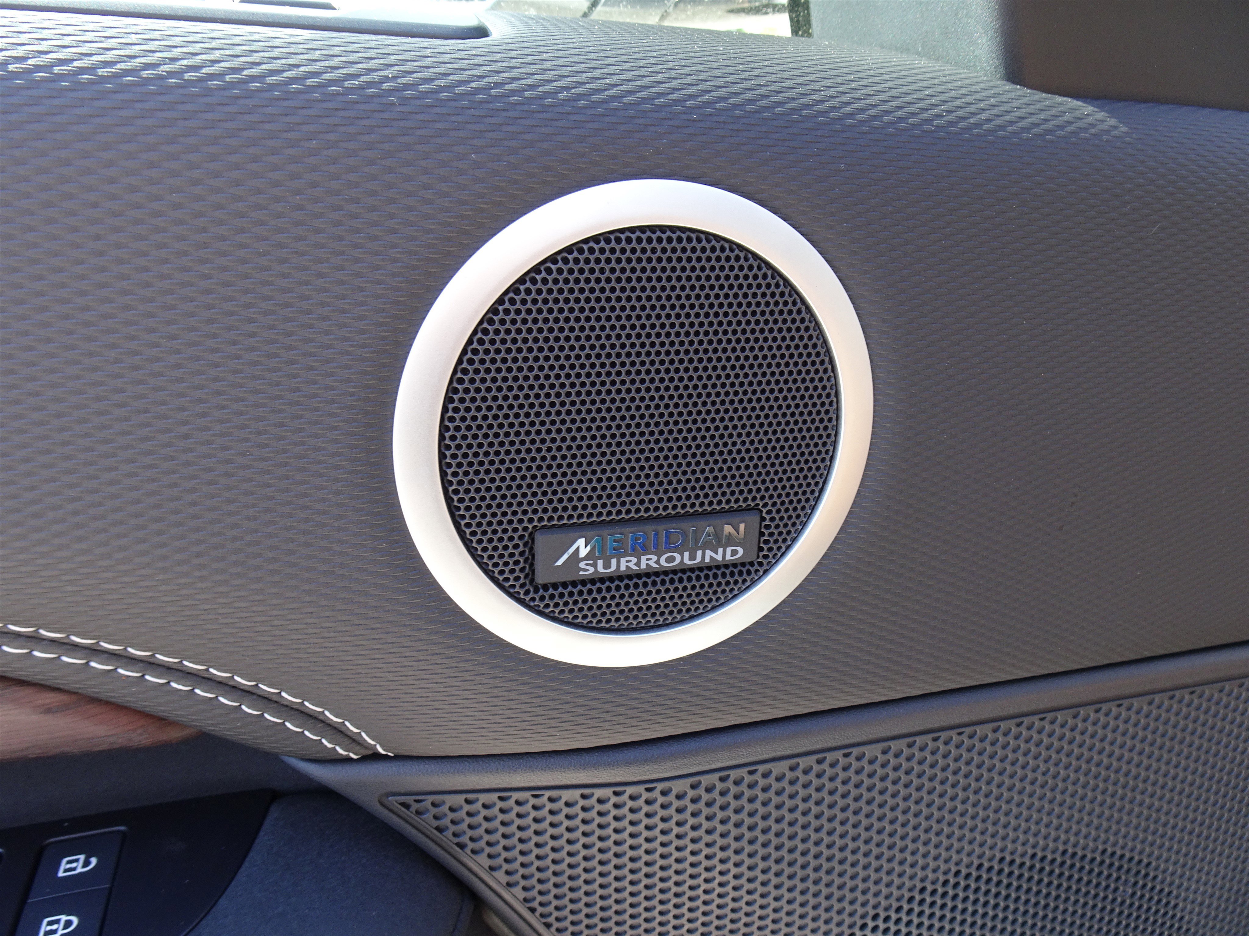 New 2025 Land Rover Discovery Dynamic SE image 14