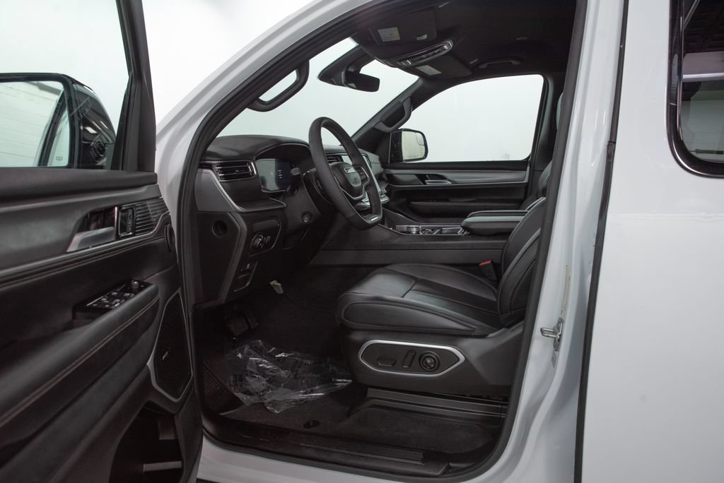 Used 2025 Jeep Wagoneer Series II RWD image 7
