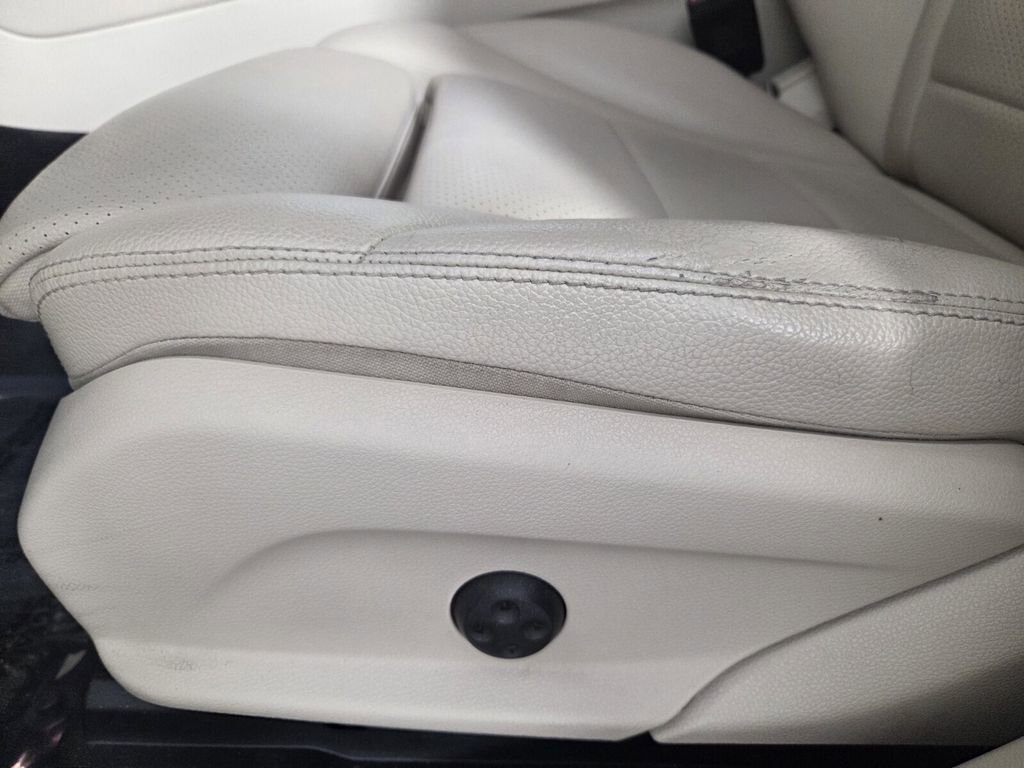 Used 2022 Mercedes-Benz GLC 300 4MATIC w/ Premium Package Lite image 11