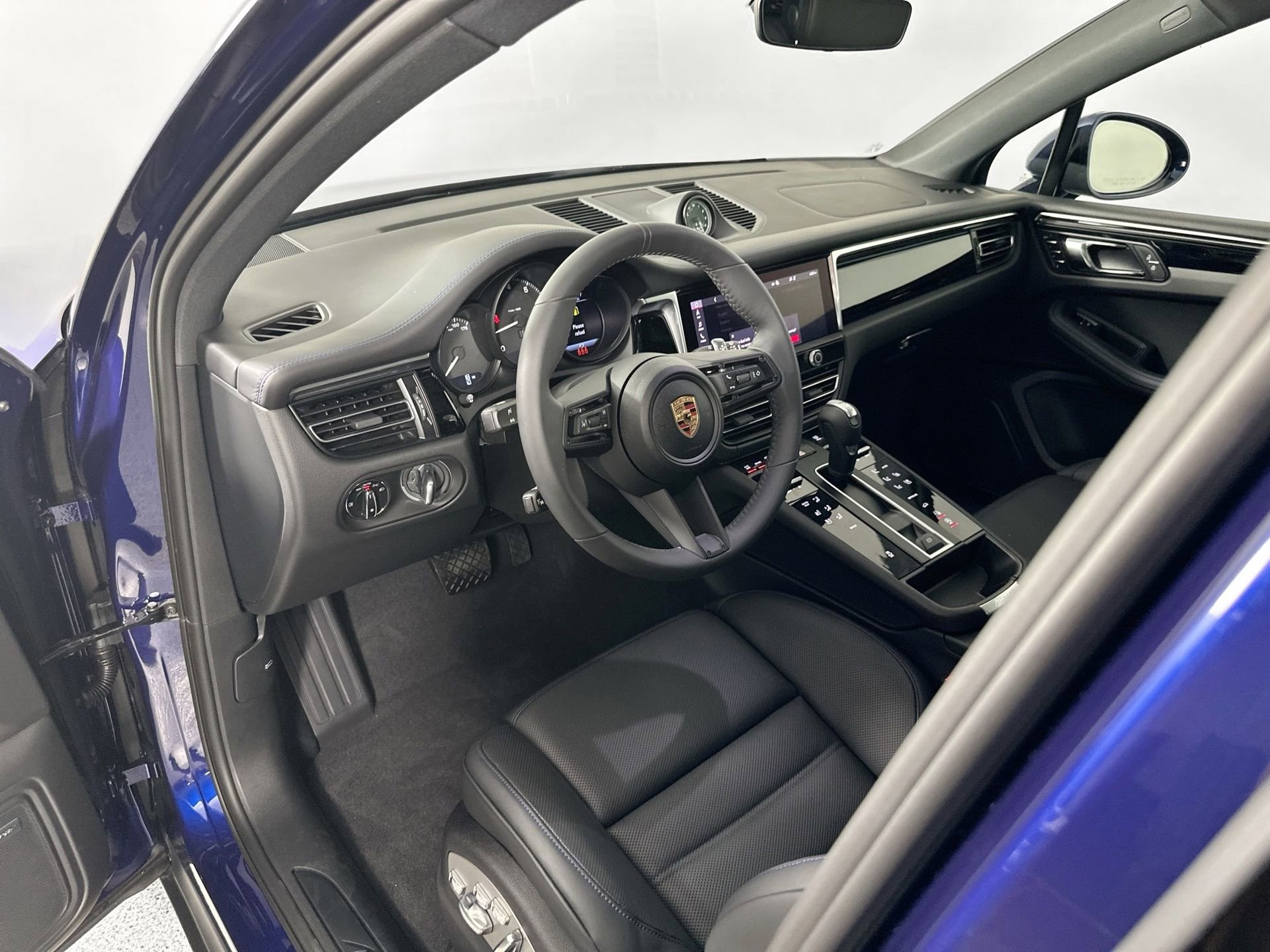 Certified 2025 Porsche Macan image 4