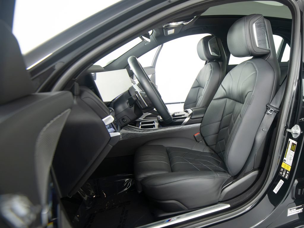 Used 2023 BMW 760i xDrive AWD/4WD image 40