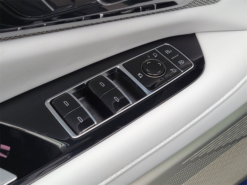 Certified 2025 Cadillac Optiq Sport 1 image 17