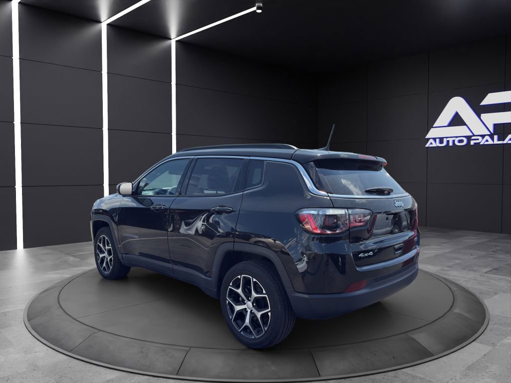 Used 2024 Jeep Compass Latitude image 4